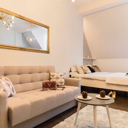 Goldeneye Apartment Center Вроцлав Екстериор снимка