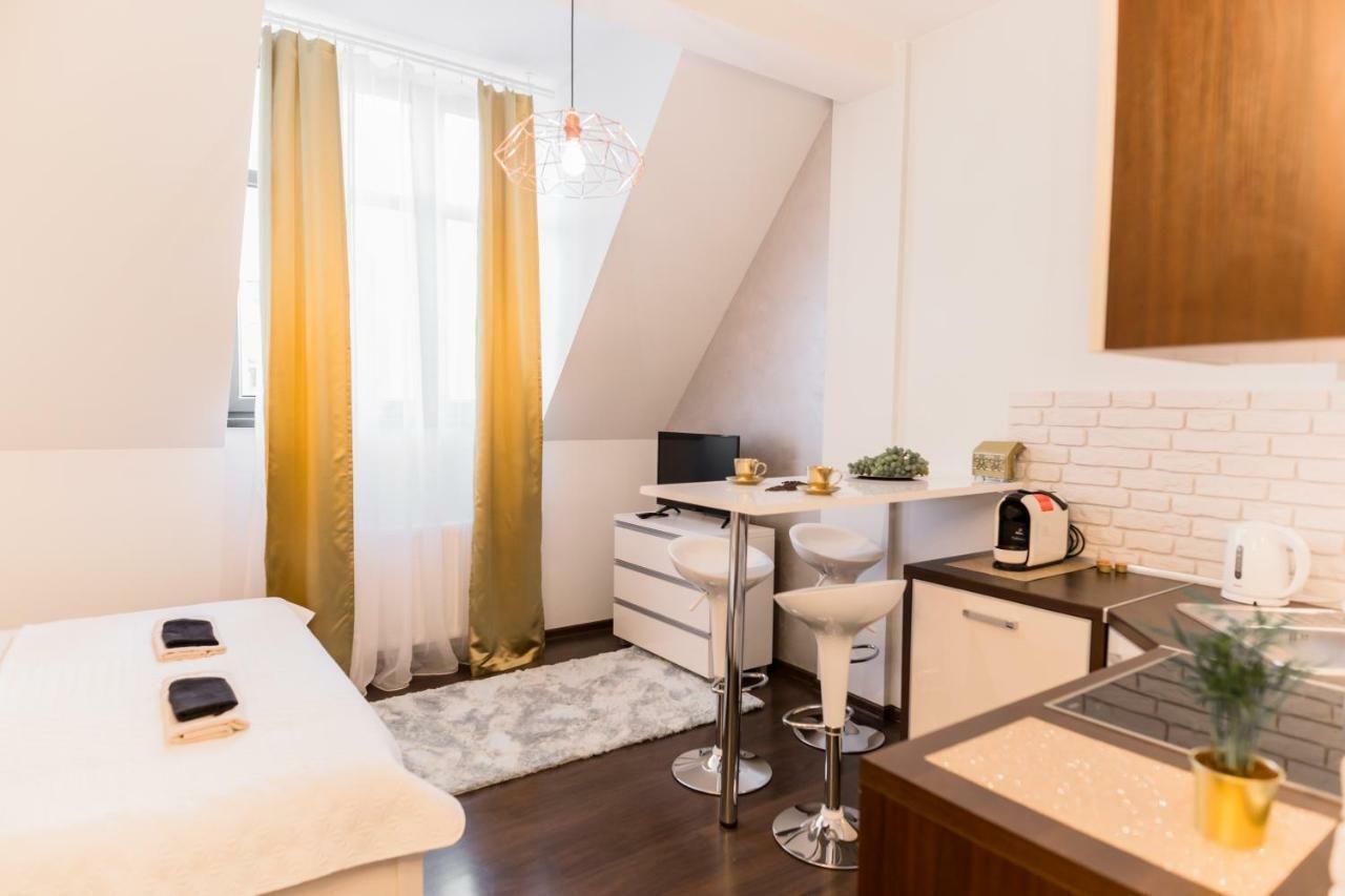 Goldeneye Apartment Center Вроцлав Екстериор снимка