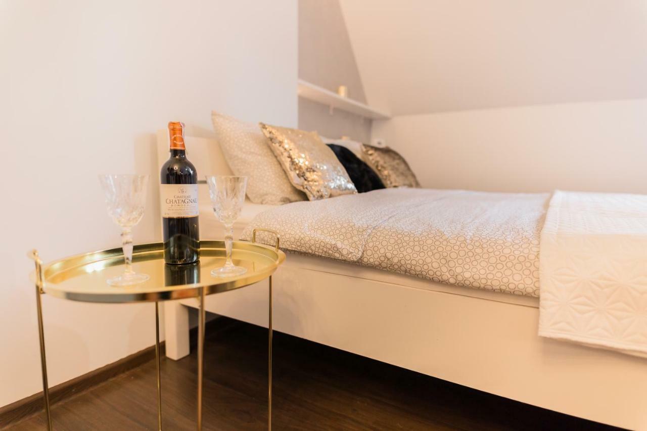 Goldeneye Apartment Center Вроцлав Екстериор снимка