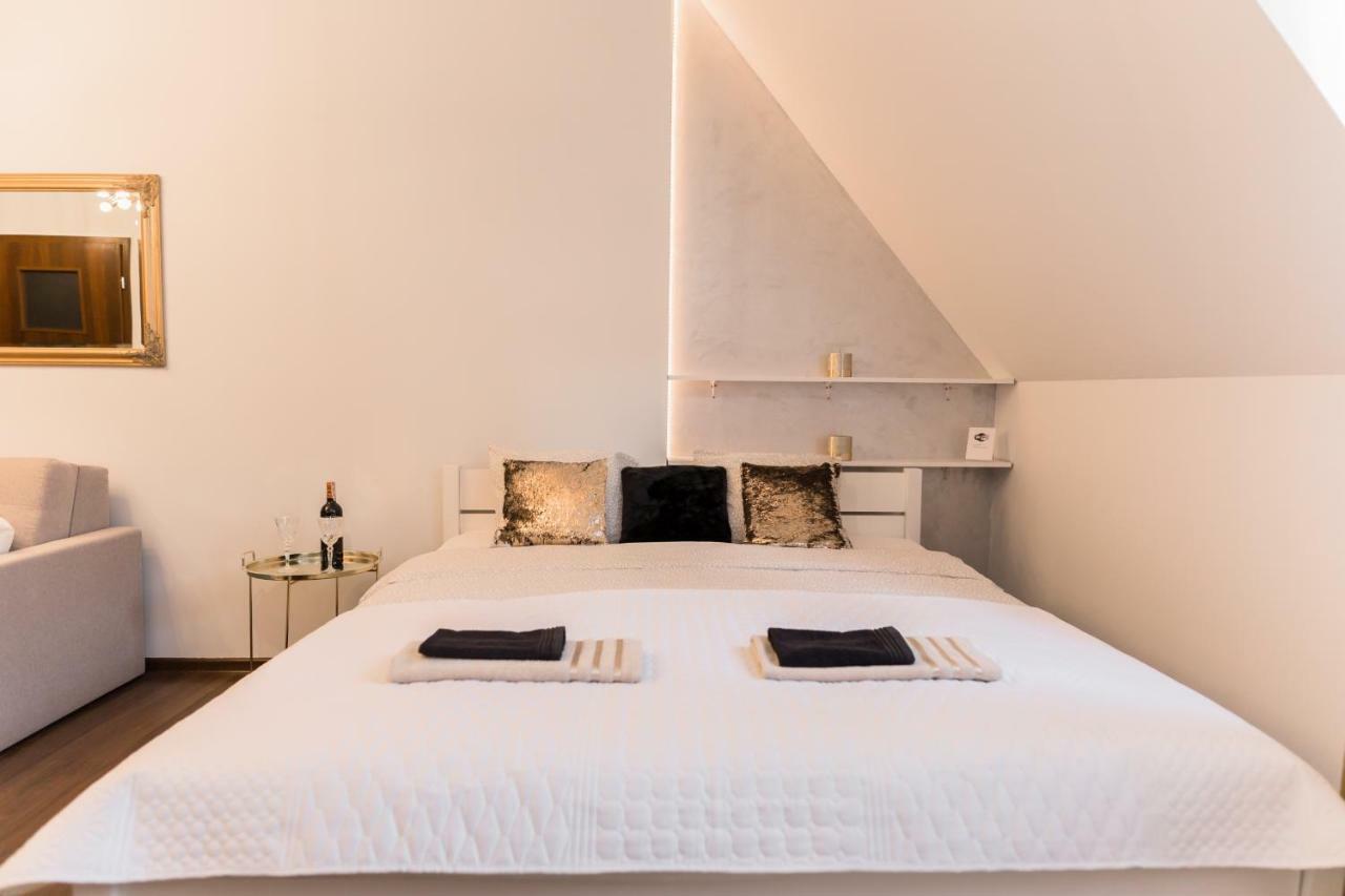 Goldeneye Apartment Center Вроцлав Екстериор снимка