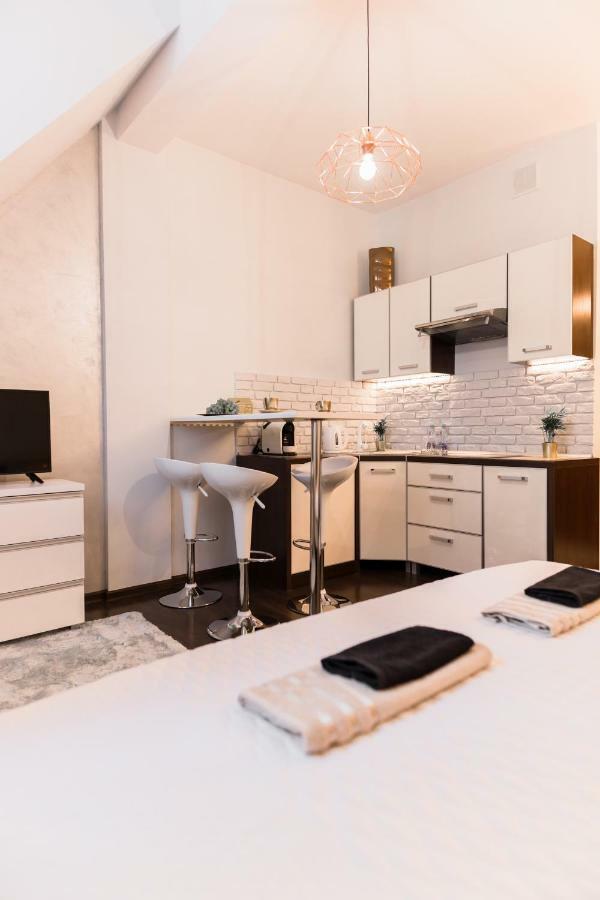 Goldeneye Apartment Center Вроцлав Екстериор снимка